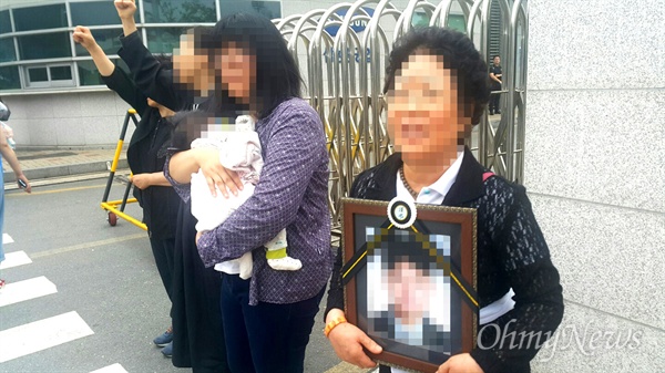 17일 새벽 스스로 목숨을 끊었던 삼성중공업 직원 이아무개씨의 가족들이 26일 아침 삼성중공업 거제조선소 앞에서 집회를 벌였다.