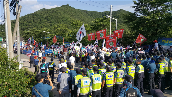 지난 22일 오후 성주 소성리에서 열린 서북청년단 집회 모습.