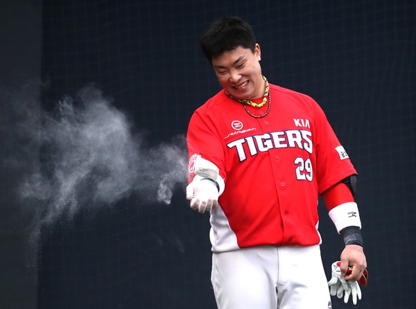  지난 25일 경남 창원시 마산회원구 마산야구장에서 열린 2017년 프로야구 KBO 리그 기아 타이거즈와 NC 다이노스의 경기. 3회 말이 끝난 상황, 기아 나지완이 밝은 표정으로 로진백을 들고 있다