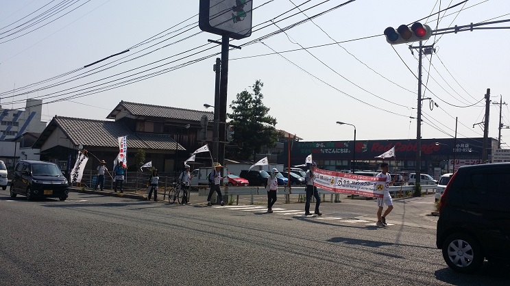 시모노새끼의 한적한 동네를 걷고 있는 순례단 한국인 단장 이원영 교수와 김광철, 일본인 8명 등이 시모노새끼의 오즈끼역에서 출발하여 야가구찌현의 한 동네를 지나고 있다.