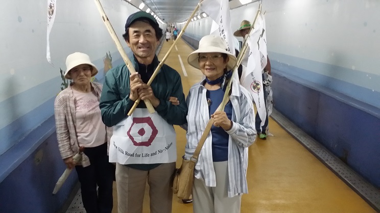 필자를 반갑게 맞아준 일본인 할머니 80 전후의 연세를 한 할머니 세 분이 우리와 함께 해저터널을 건너주는 모습은 또한 감동이었다.