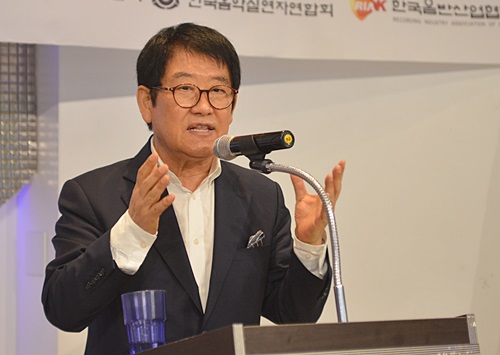 석 현 한국연예예술인총연합회 이사장이 축사를 하고 있다. 