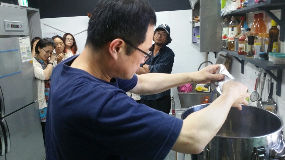 양조 전문가 최도형씨가 수제 맥주를 만들고 있다. 