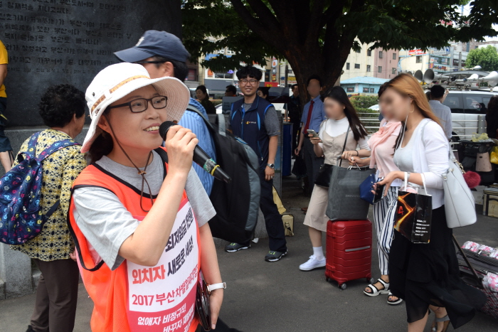 부산차별철폐대행진단 단장 천연옥(민주노총 부산본부 비정규위원장)