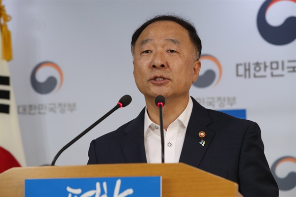 홍남기 국무조정실장이 27일 오후 서울 세종로 정부서울청사에서 신고리 원자력발전소 5·6호기 공사를 일시 중단하고, 공론화 작업을 벌이겠다고 발표하고 있다.