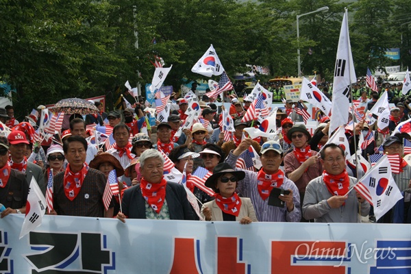 서북청년단 등 극우단체 회원 200여 명은 27일 오후 사드 장비가 반입된 경북 성주군 초전면 소성리 마을회관 입구에서 집회를 열었다.
