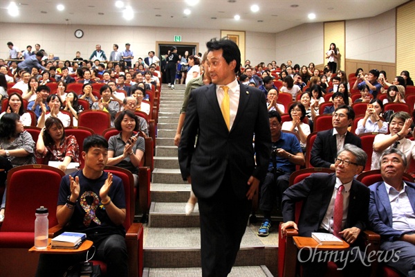 안민석 국회의원이 27일 저녁 창원대 종합교육관에서 "끝나지 않은 전쟁, 북 콘서트"를 열기 위해 입장하고 있다.