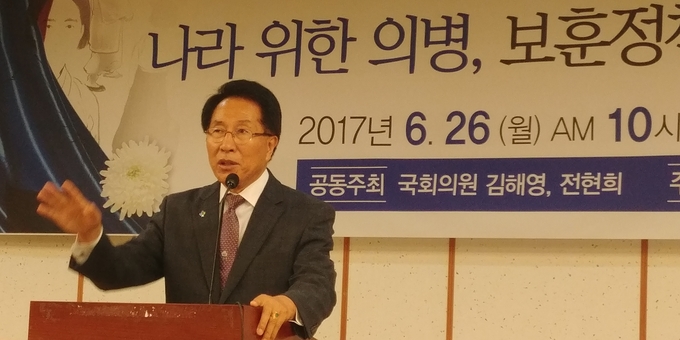 김시명 김시명 대한민국순국선열유족회장이 홀대받고 있는 순국선열 예우에 대한 현황을 축사겸 이야기하고 있다
