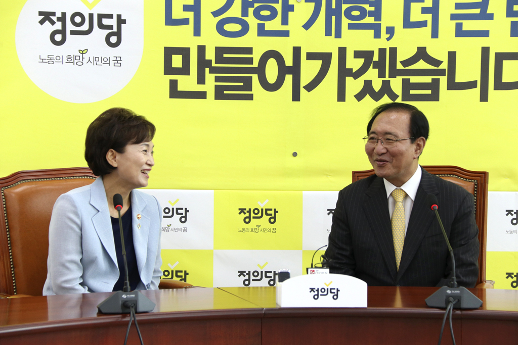 김현미 국토교통부 장관이 28일 국회를 방문해서 노회찬 의원(정의당 원내대표)을 만났다.