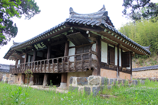 삼괴정은 임진왜란 의병장 이방린 삼형제를 기리는 유적이다. 유형문화재 286호로 경주시 강동면 다산리 533에 있다. 