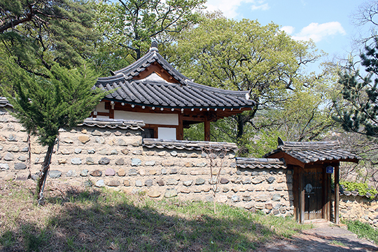 김득추를 기리는 천산정은 영천시 임고면 금대리 353에 있다. 종2품까지 오른 김득추는 99세로 천수를 누렸다.