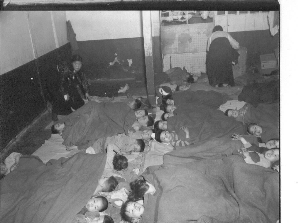  1951. 3. 22. 부산의 한 고아원에서 여러 어린이들이 한 방에서 옹기종기 잠을 청하고 있다.