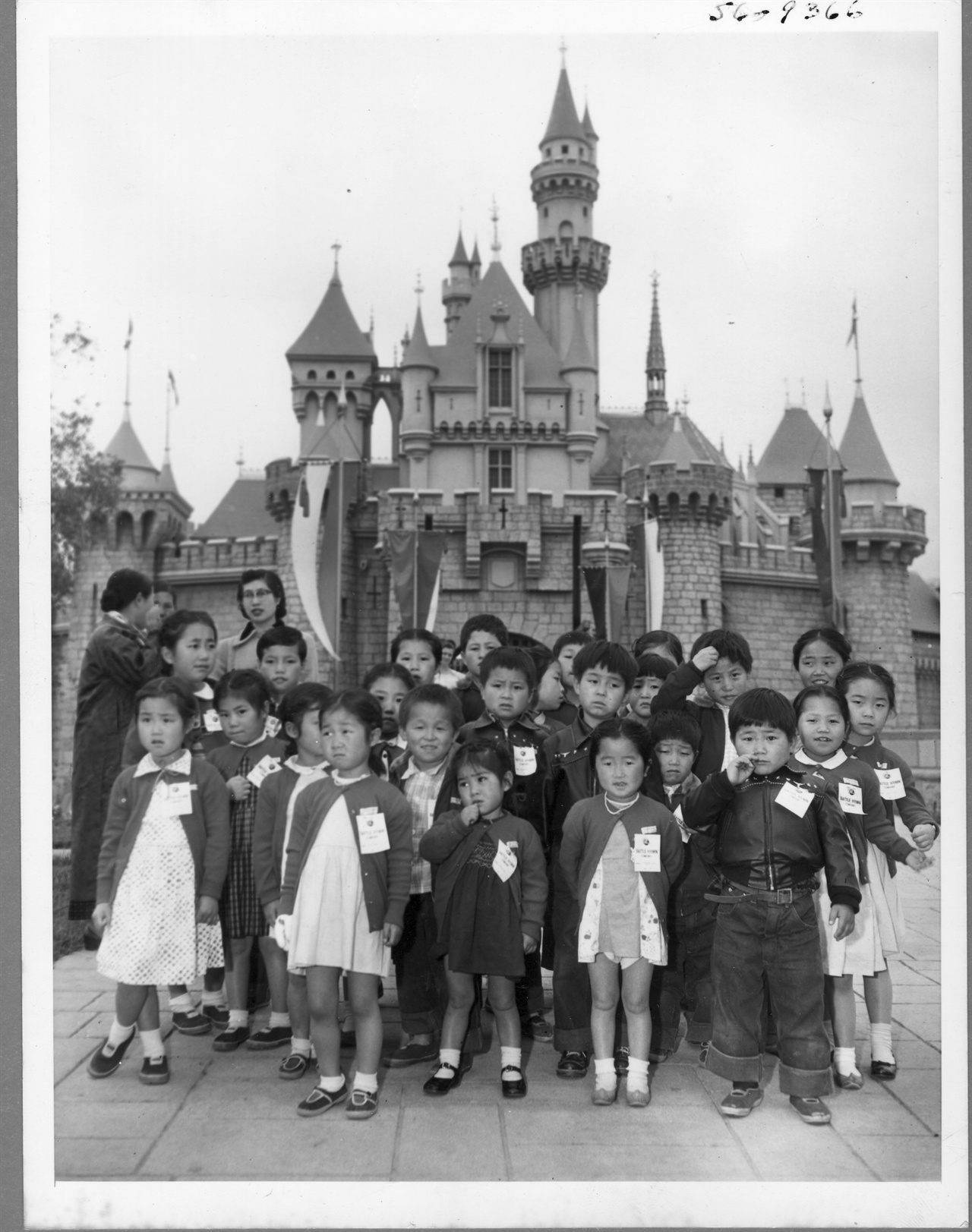  b105 1956. 5. 18. 미국에 입양된 한국전쟁 고아들이 디즈니랜드 나들이 기념촬영을 하고 있다.