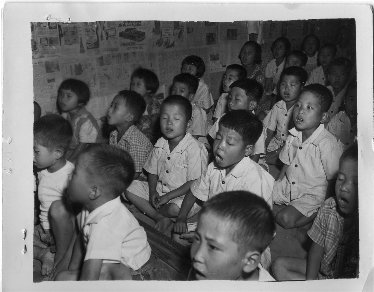  1952. 8. 3. 경기 부평. 한 고아원 원생들이 구제품을 나눠줄 미군들이 오자 환영하는 노래를 부르고 있다.