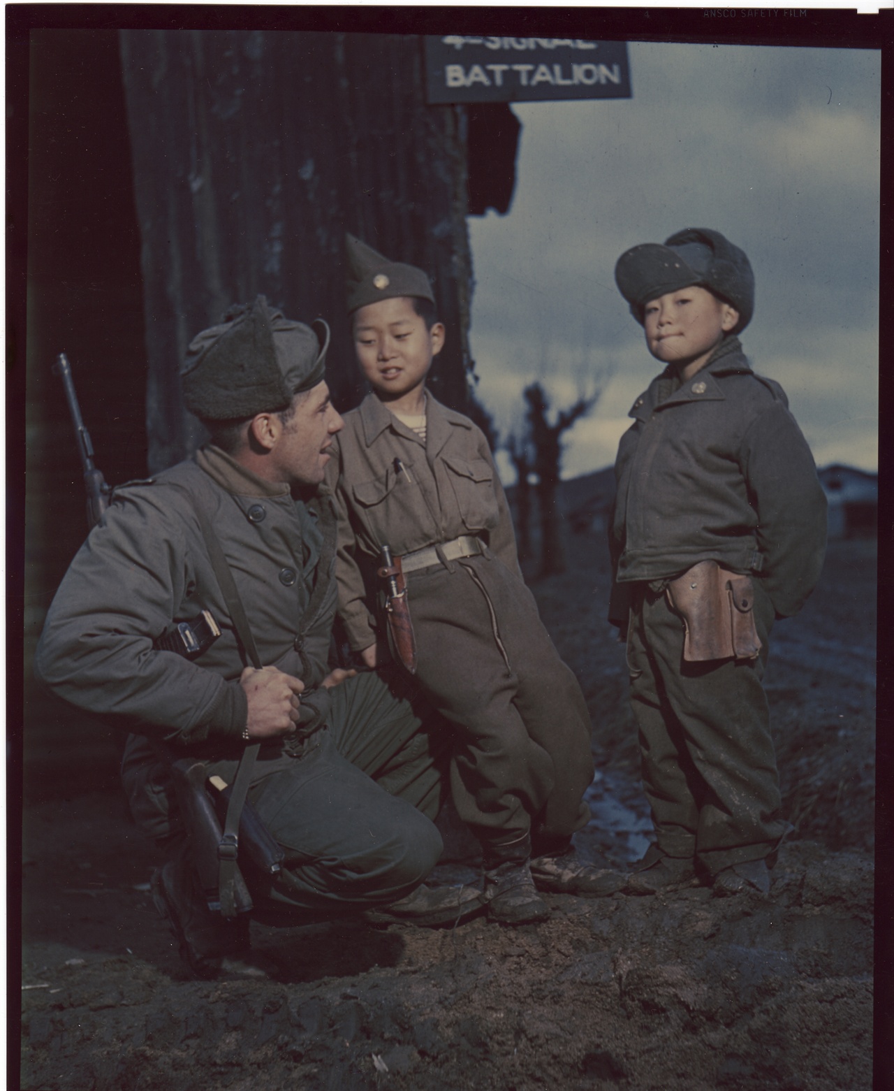  1951. 3. 1. 전주. 미군 부대에서 지내는 두 소년, 그 무렵에는 이들을 ‘하우스보이’라고 불렀다. 이들은 대부분 해외로 입양되었다.