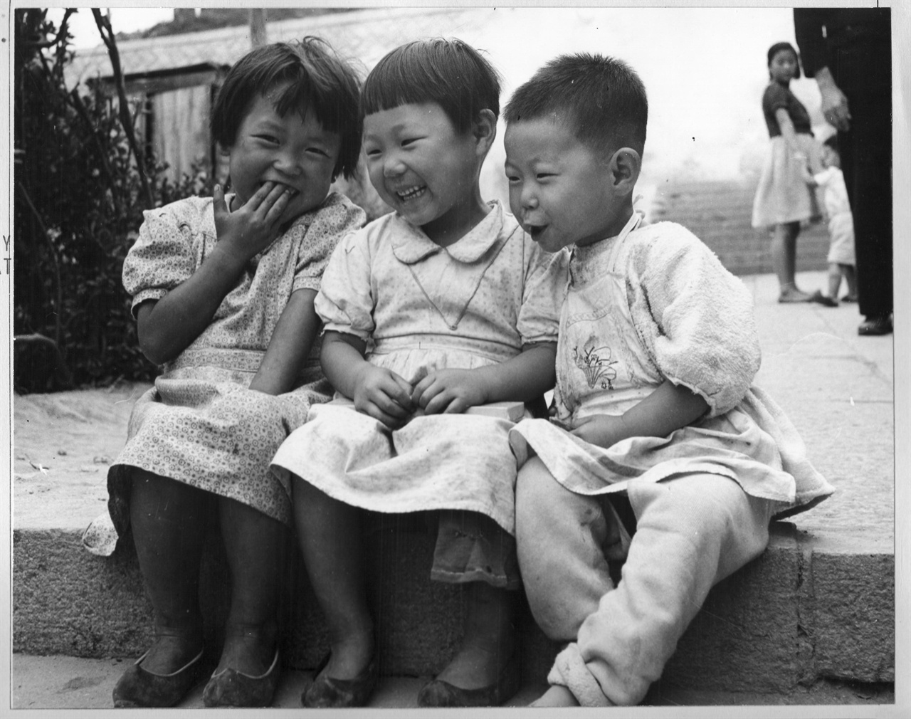 1951. 10. 26. 부산. 전쟁 중이지만 어린이의 티 없는 웃음.