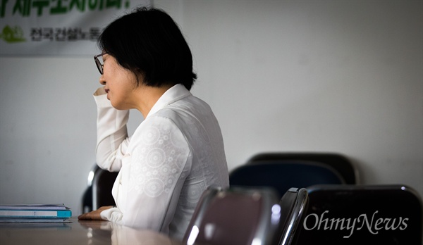  경기도 파주의 한 초등학교에서 초단시간 초등학교 보육전담사로 고용된 김아무개씨.