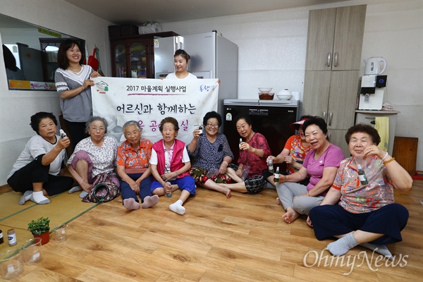  박예순 주무관이 북정마을 경로당에서 공예교실에 참여한 어르신들과 함께 기념사진을 찍고 있다.