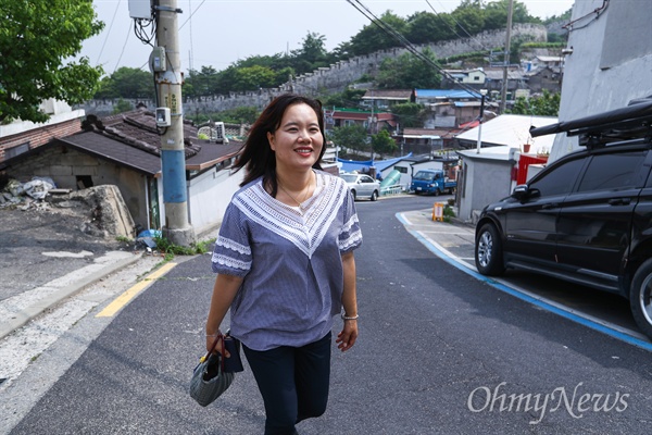  성북동 주민센터 마을코디 박예순 주무관이 주민들을 만나기 위해 마을로 들어서고 있다.