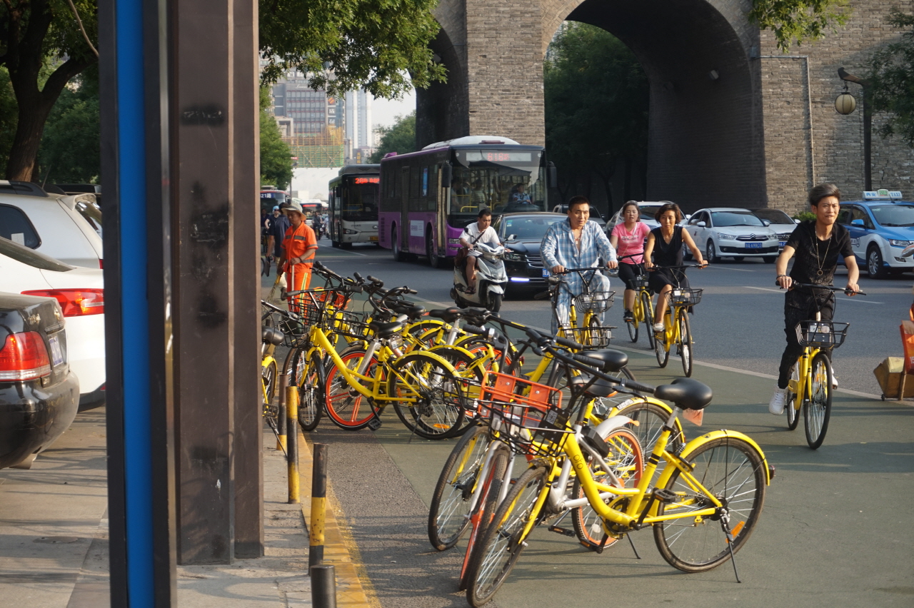 중국의 주요 도시에서 쉽게 볼 수 있는 공유자전거 풍경.  이제 중국에서 자전거는 소유물이 아니라 필요할 때 잠시 이용하는 공유물로 자리잡고 있었습니다.