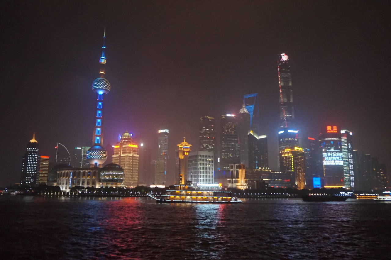 19세기 중반 서구열강 침투 지점이었던 상하이 황푸강.  황푸강 동쪽의 높은 빌딩과 화려한 야경은 현대 중국의 강력한 힘을 상징처럼 보여주는 동시에, 앞으로 중국이 걸어갈 길의 방향에 대해 생각하게 했습니다.