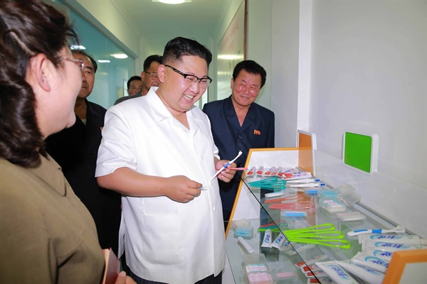 북한 김정은 노동당 위원장이 신축한 치과용품 공장을 시찰했다고 조선중앙통신이 20일 보도했다.