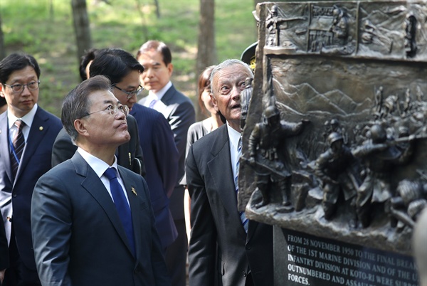 장진호 전투기념비 보는 문 대통령 문재인 대통령이 28일 오후(현지시간) 방미 첫 일정으로 버지니아주 콴티코 미 해병대 국립박물관에 있는 '장진호 전투 기념비'를 방문해 설명을 듣고 있다. <저작권자 ⓒ 1980-2017 ㈜연합뉴스. 무단 전재 재배포 금지.>