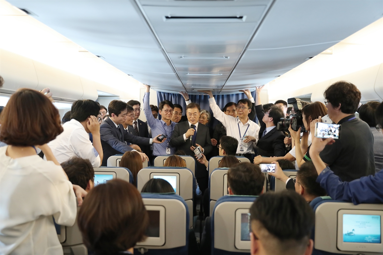 미국을 방문하는 문재인 대통령이 28일 오후(한국시간) 서울공항 이륙 후 기내에서 기자간담회를 갖고 취재진의 질문에 답하고 있다.