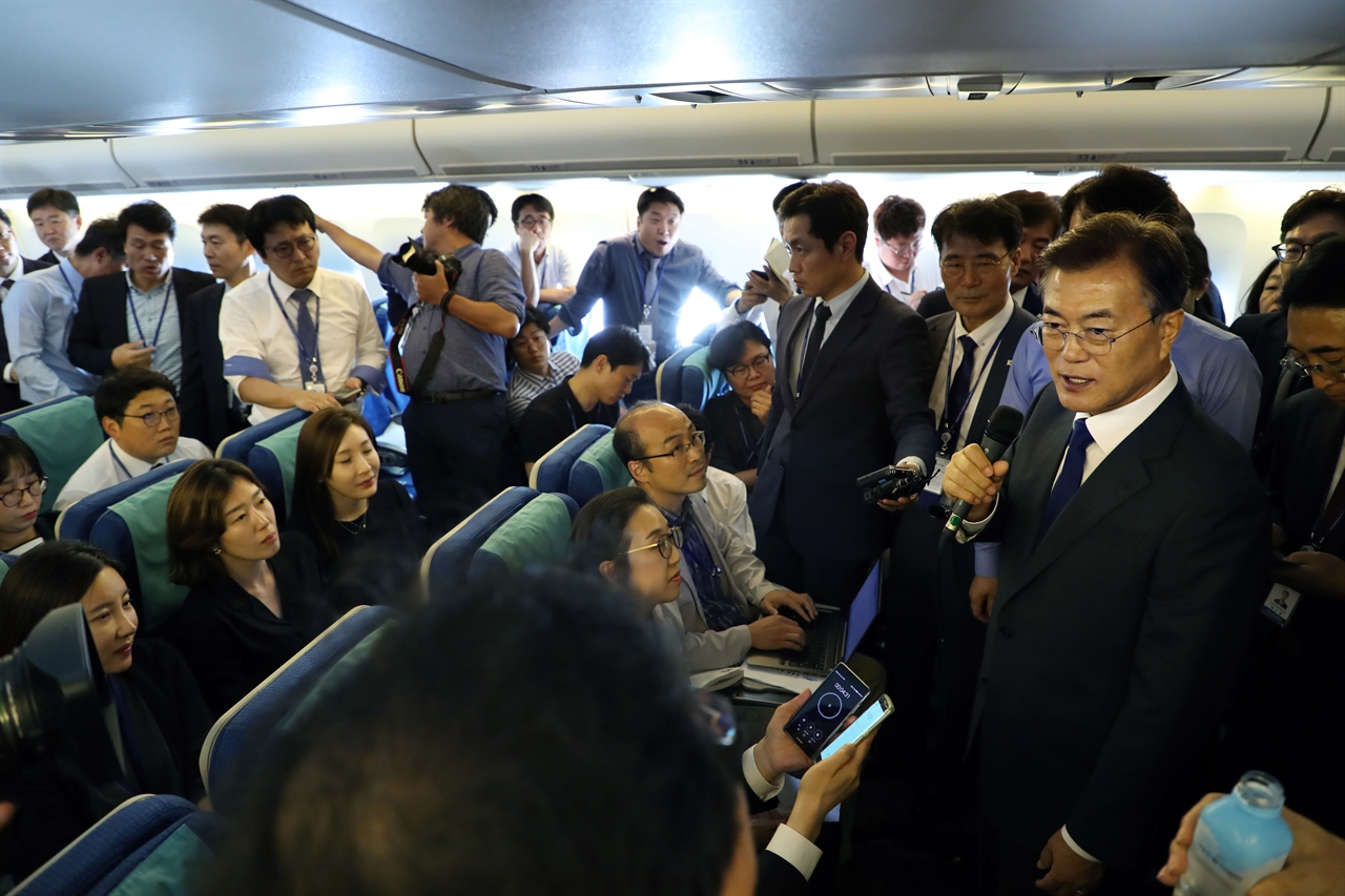 미국을 방문하는 문재인 대통령이 28일 오후(한국시간) 서울공항 이륙 후 기내에서 기자간담회를 갖고 취재진의 질문에 답하고 있다.
