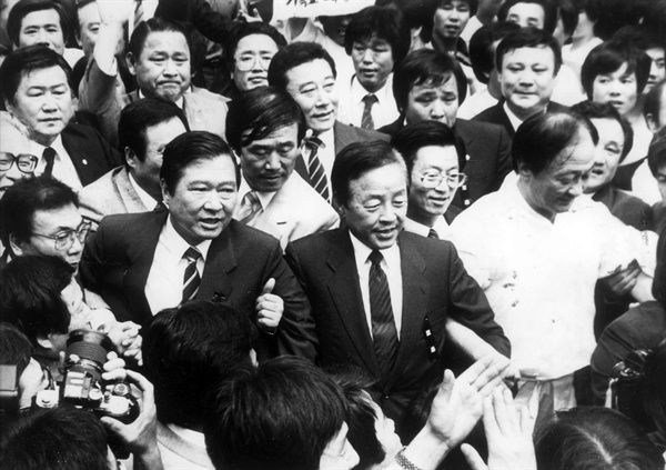 1987년 7월 16일, 6월 항쟁의 승리로 석방 직후 행진하고 있는 김대중·김영삼 전 대통령. 