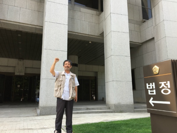 지난 2017년 6월 29일 대법원이 삼성일반노조를 '초기업노동조합'으로 인정하는 판결을 내린 직후 김성환 위원장의 모습. 