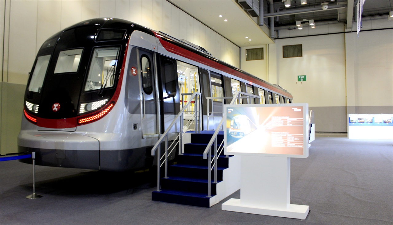 2017 부산국제철도기술산업전에 전시된 현대로템의 홍콩 수출 전동차.