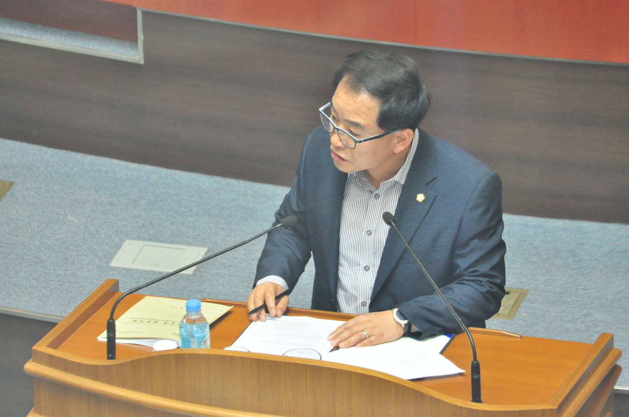본회의장에서 질의하고 있는 박현철 의원(더불어민주당)