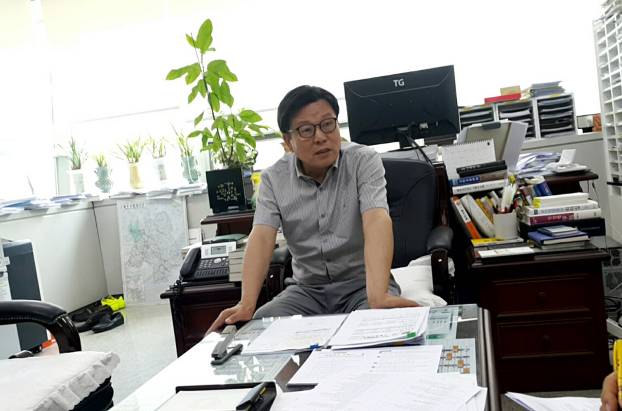 자신의 사무실에서 보충 설명을 하고 있는 유지호 의원(자유한국당)