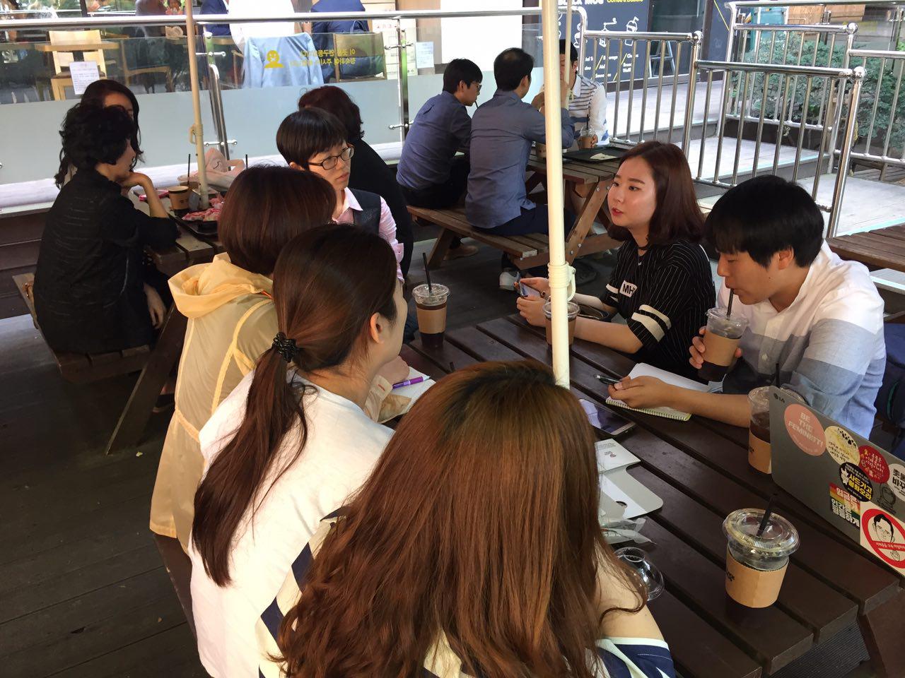 페미니즘 학회 여행에서 서울의 대학 병원 노동자들을 인터뷰하고 있다.