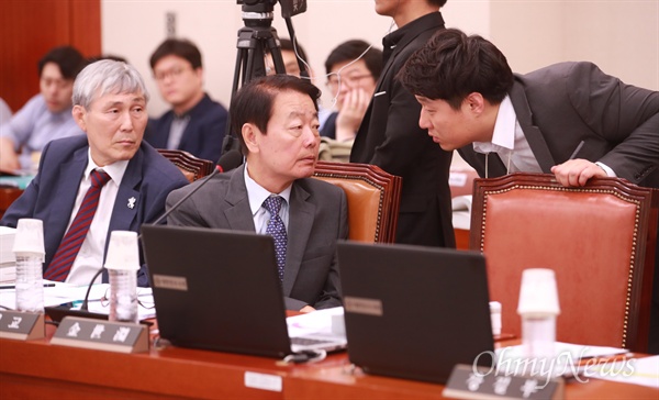 한선교 자유한국당 의원이 30일 오전 서울 여의도 국회 교육문화체육관광위원회에서 열린 김상곤 부총리 겸 교육부장관 후보자 인사청문회에서 표창원 더불어민주당 의원으로부터 지적 받은 보좌관을 불러 주의를 주고 있다.
