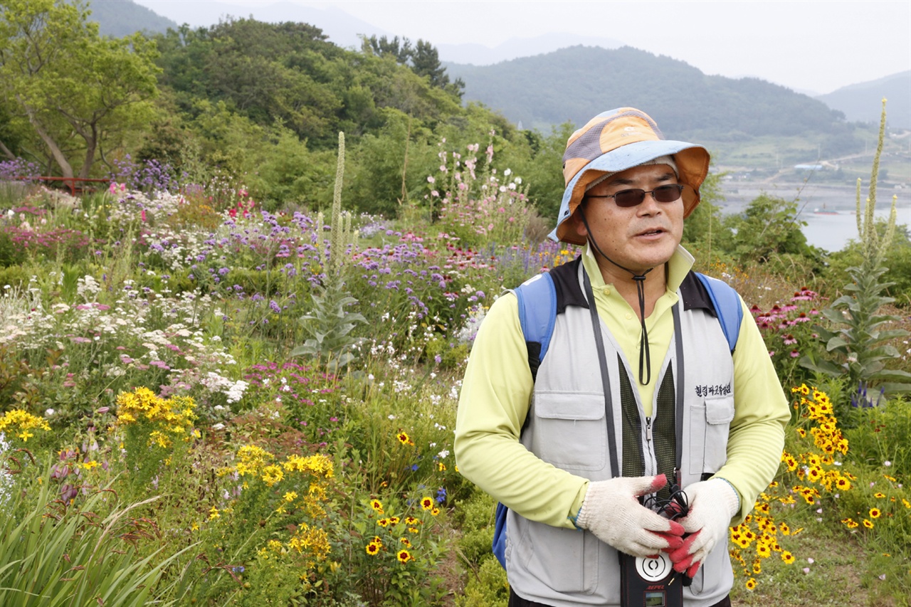 쑥섬지기 김상현 씨가 비밀정원을 찾은 방문객들에게 쑥섬에 대해 설명하고 있다. 지난 6월 24일 오후다.
