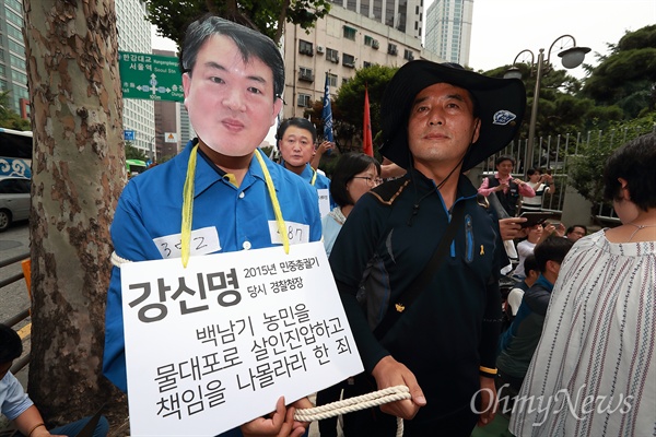  지난 2017년 6월 30일 오후 서울 서대문구 미근동 경찰청앞에서 열린  ‘경찰폭력 진상규명과 책임자처벌 촉구 - 인권침해 주범 경찰 규탄 집회’에서 참석자들이 이철성 현 경찰청장, 강신명 전 경찰청장, 조현오 전 경찰청장, 김석기 전 서울경찰청장(현 자유한국당 국회의원), 최성영 전 남대문서 경비과장을 감옥에 가두는 퍼포먼스를 벌였다. 