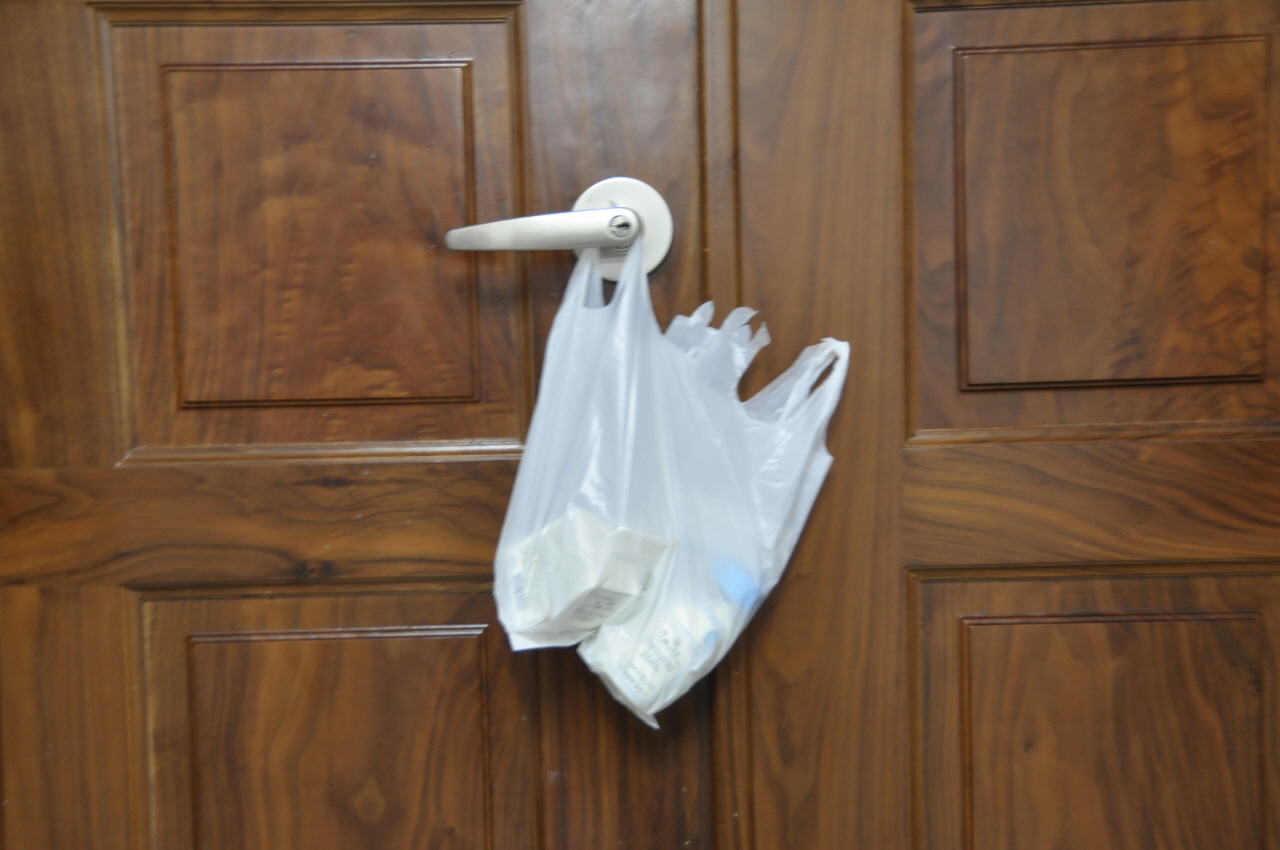 우유를 담아놓은 하얀 비닐봉지가 총장실 문고리에 걸려 있다.