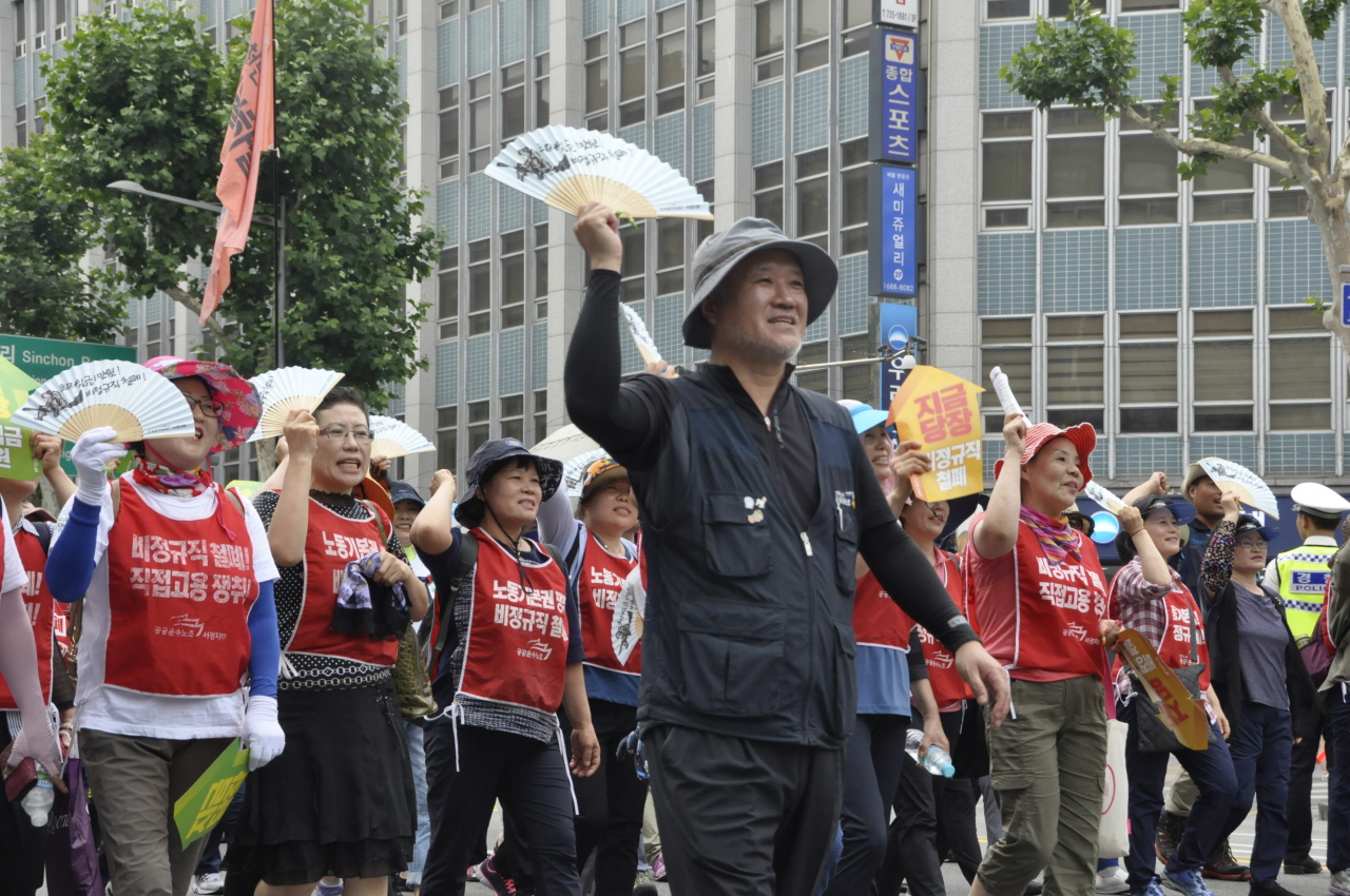 지난 6월 30일, '6·30 총파업'에 참석한 서경지부 조합원들이 행진을 하고 있다.