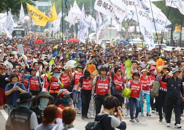 지난 6월 30일 오후 서울 광화문광장에서 열린 민주노총 비정규직 주도의 '6·30 사회적 총파업 대회'을 마친 참가자들이 종로 방향으로 행진하고 있다.
