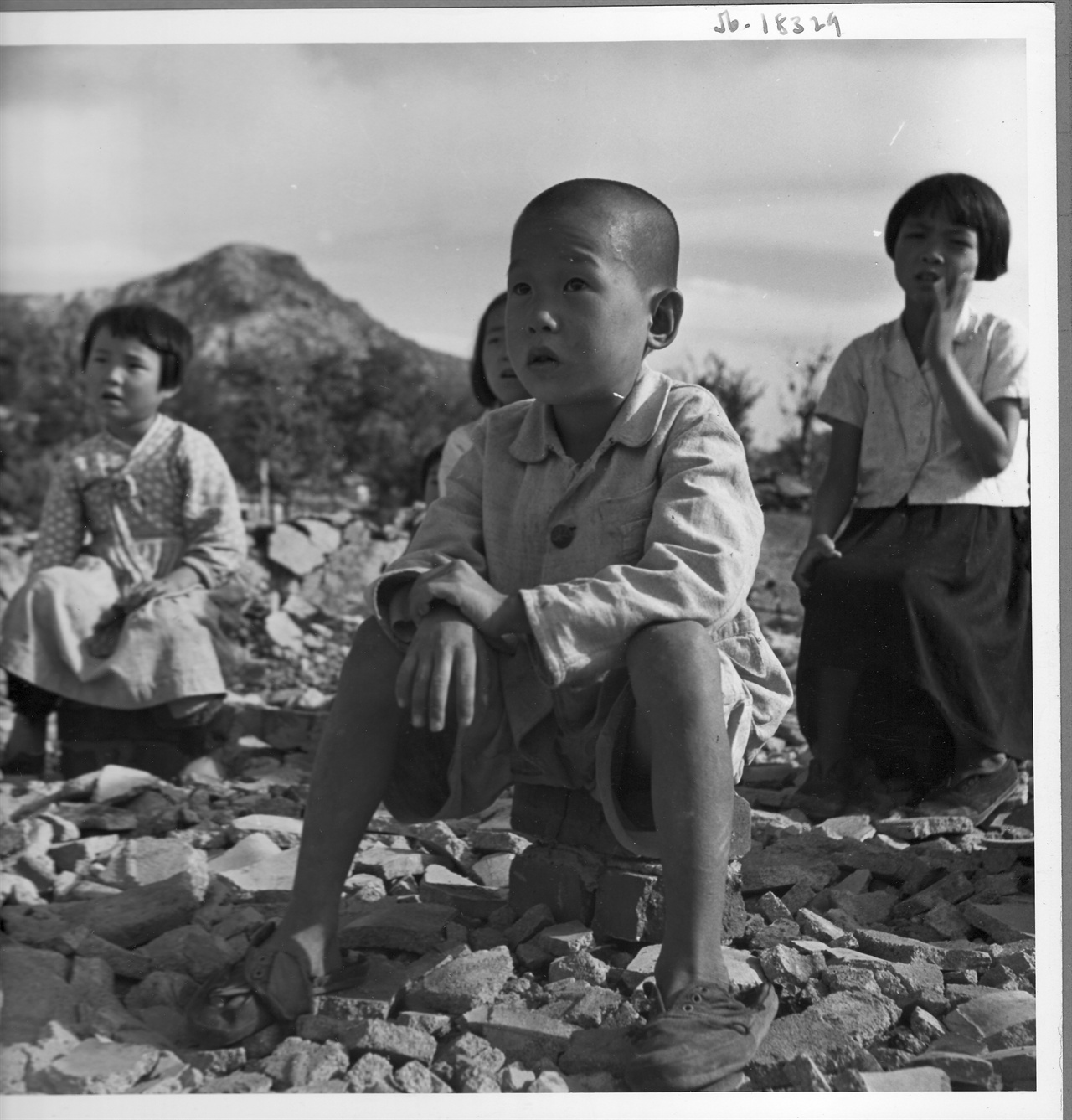  1950. 10. 서울. 은평. 교실이 불타버린 빈 터에서 수업을 받는 어린이들.