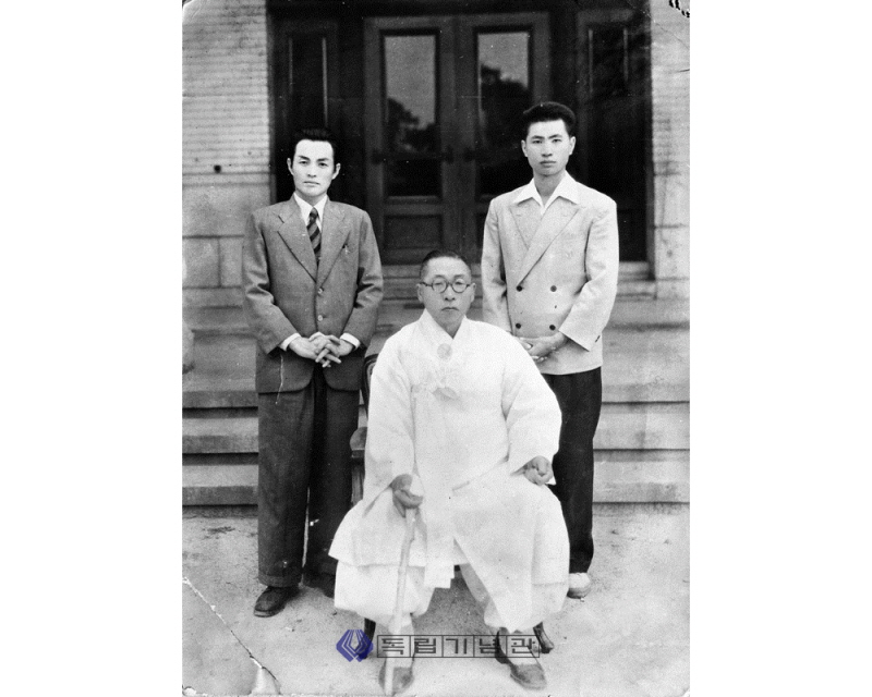1948년, 경교장에서 사진을 찍은 양근환, 김구, 박열.