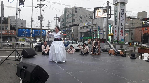 홍주골마당 예술제에서 여는 공연을 하고 있는 홍성문화연대. 홍성문화연대 윤해경씨가 전통 춤을 추고 있다.  