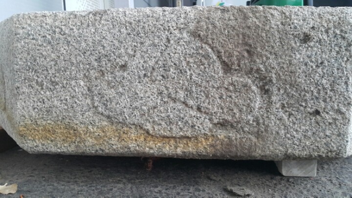 사방석의 크기는 109*19 cm 팔각의 구조에 앙련(仰蓮)이 조각되어 있다.
