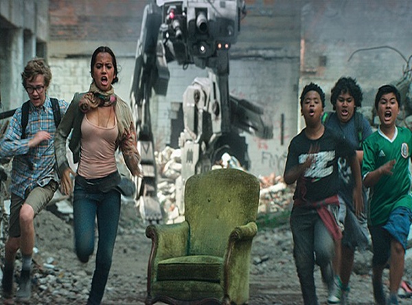  군이 조작하는 로봇을 피해 도망치는 아이들의 모습은 인간과 기계의 대결을 그린 <터미네이터> 류의 영화를 떠올리게 한다.