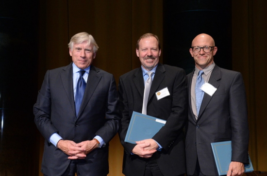 2016 퓰리처상 해설기사부문을 수상한 <마셜 프로젝트>의 켄 암스트롱(가운데)과 <프로퍼블리카>의 크리스티안 밀러(오른쪽). 