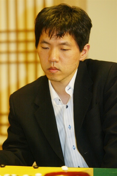 이창호 바둑기사. 사진은 2006년 1월 12일 서울 을지로 삼성화재 본사에서 열린 제10회 삼성화재배 세계바둑오픈 결승 3번기 제2국에서 뤄시허 9단과 대국을 벌이고 있는 모습.