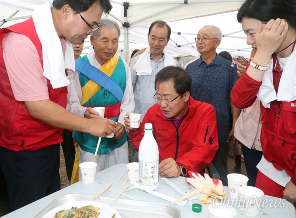 새참 먹는 홍준표 자유한국당 새 지도부 선출을 위한 7.3 전당대회가 열린 3일 오전 경기 남양주시 조안면 시우리 한 감자농가에서 홍준표 후보가 새참으로 막걸리에 빈대떡을 먹고 있다. 