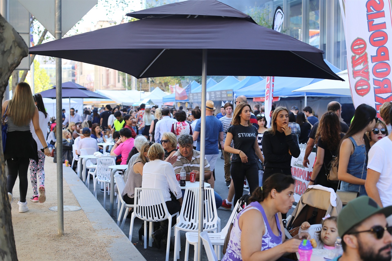 그리스 축제(Greek Festival) 론스데일 거리(LONSDALE ST)에서 펼쳐지는 그리스 축제를 방문한 사람들.